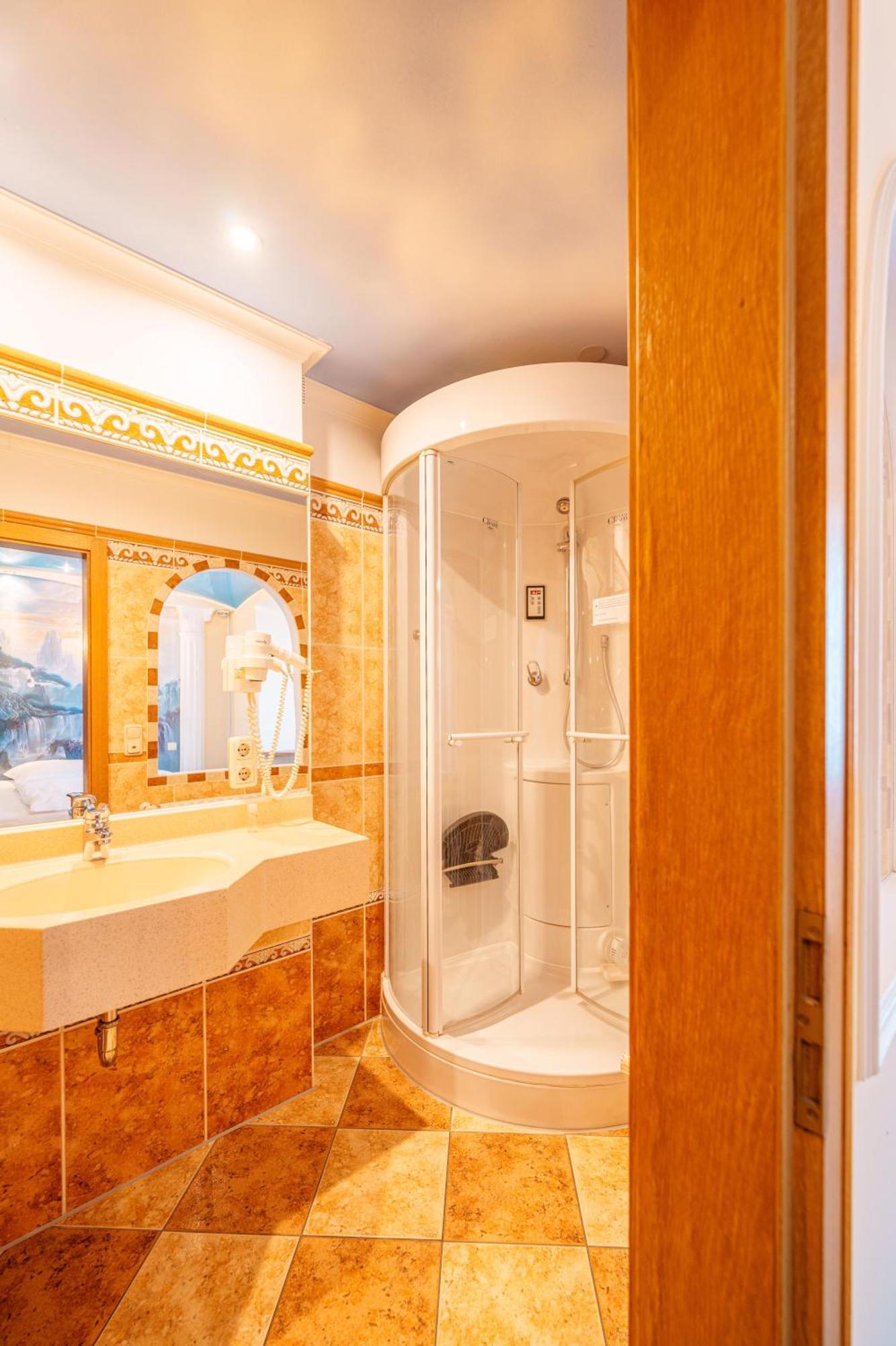 Koenig Ludwig Design Hotel Neu Zimmer Mit Sauna Oder Whirlpool Oder Mehr Altötting Dış mekan fotoğraf