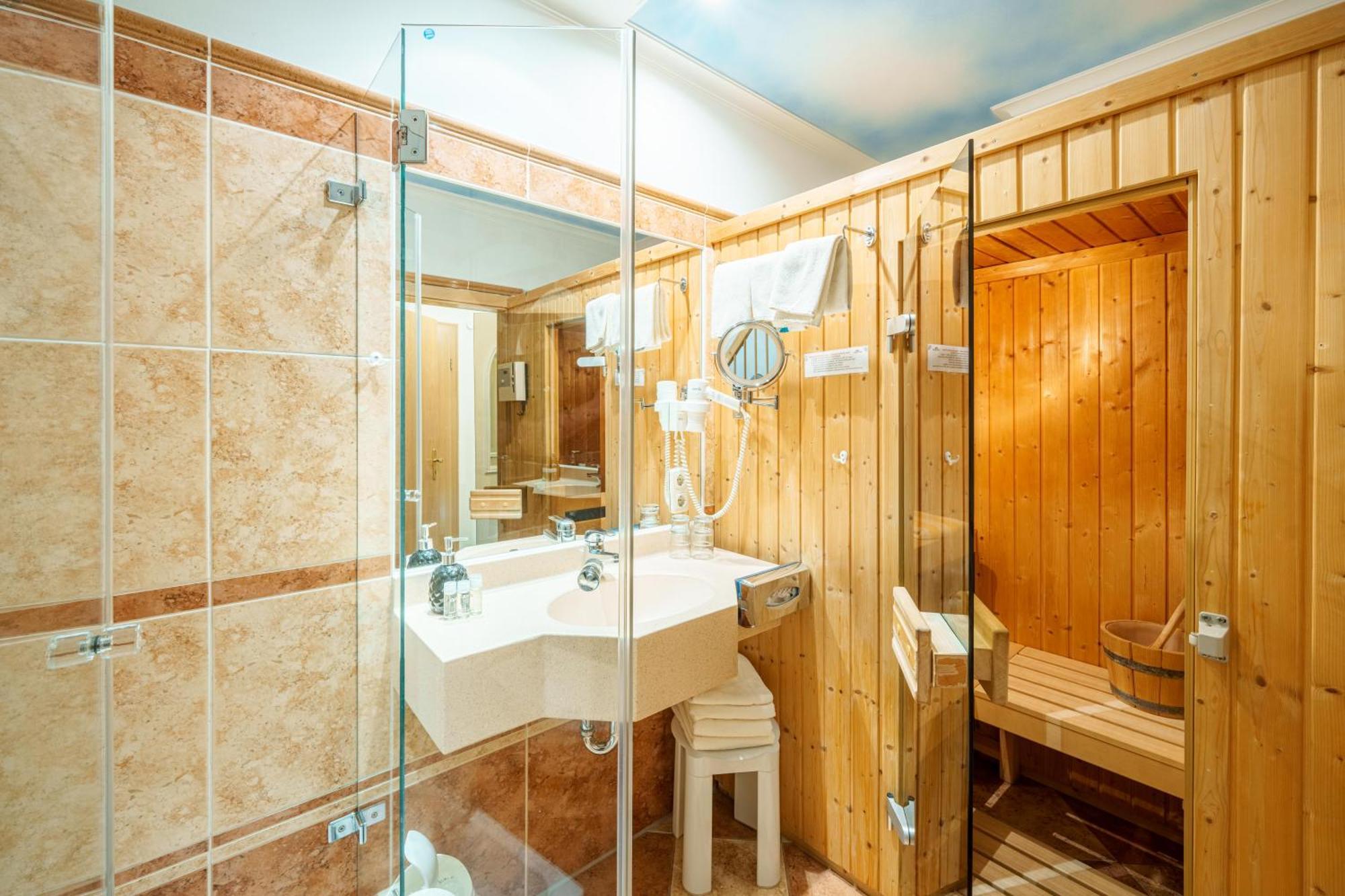 Koenig Ludwig Design Hotel Neu Zimmer Mit Sauna Oder Whirlpool Oder Mehr Altötting Dış mekan fotoğraf